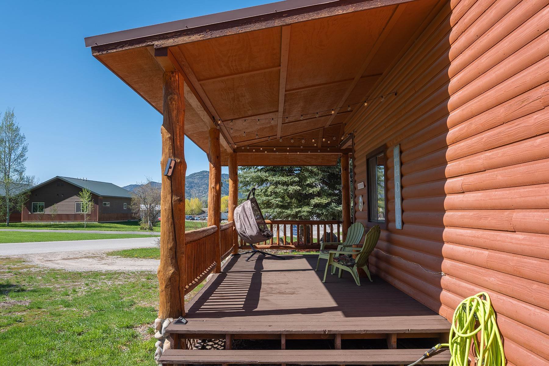 15. Single Family Homes for Sale at Easy Living in Alpine 662 Sunset Drive Alpine, Wyoming 83128 United States
