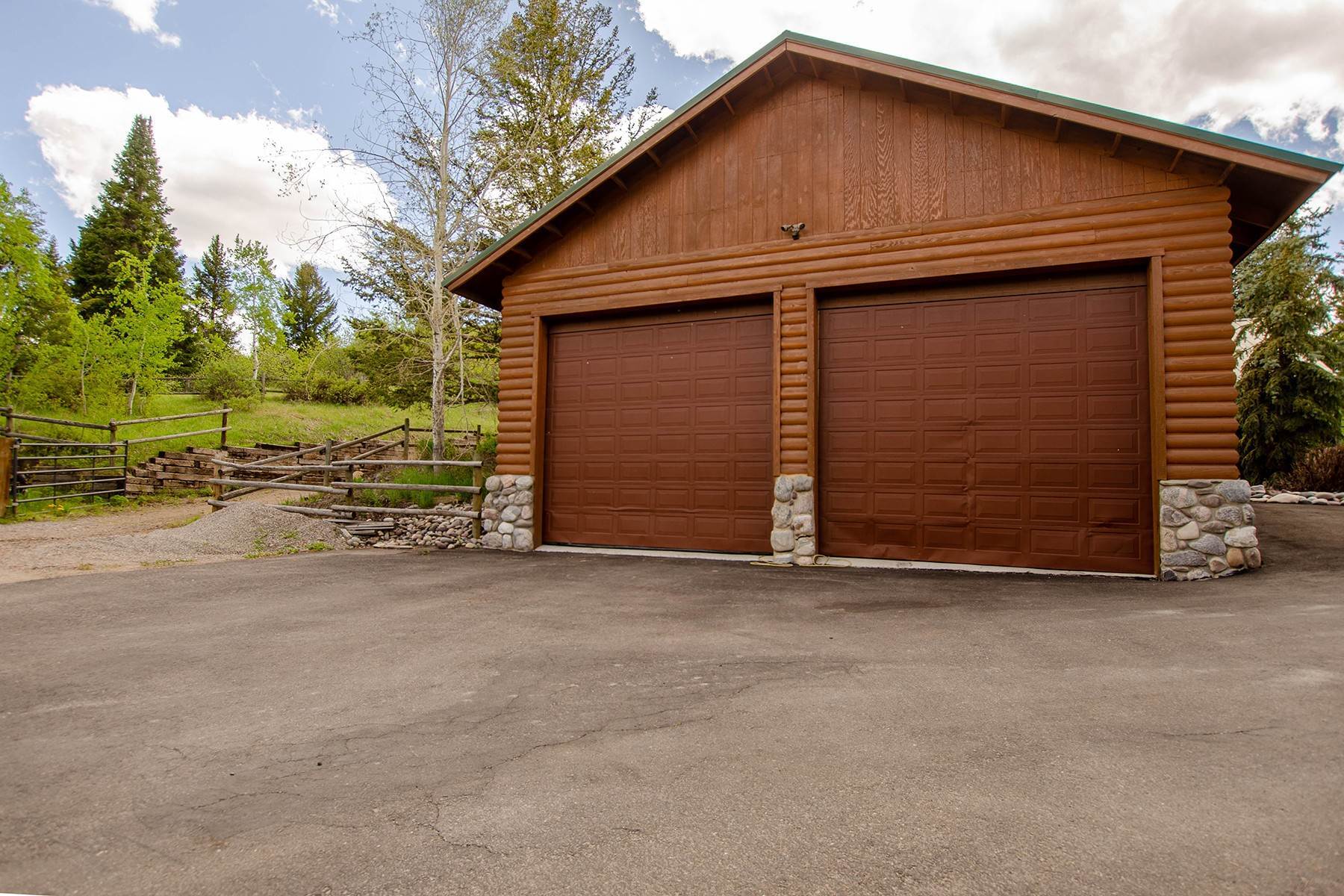 18. Single Family Homes for Sale at Elevated Sanctuary Close to Town 6325 S Squaw Creek Road Jackson, Wyoming 83001 United States