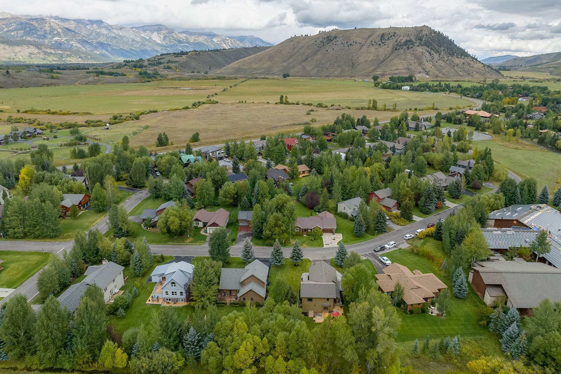 30. Single Family Homes for Sale at Freshly Renovated Home in Indian Trails 860 Seneca Ln Jackson, Wyoming 83002 United States