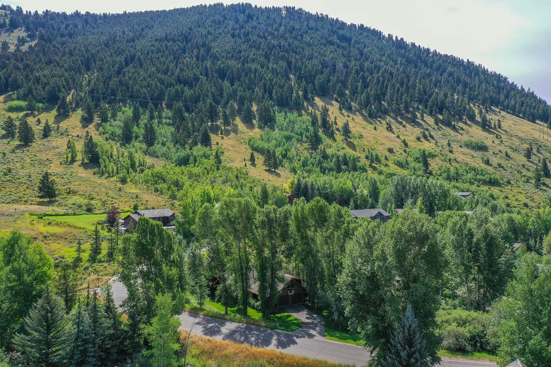 19. Single Family Homes for Sale at Custom Log Home in Hidden Ranch 2111 Hidden Ranch Lane Jackson, Wyoming 83001 United States