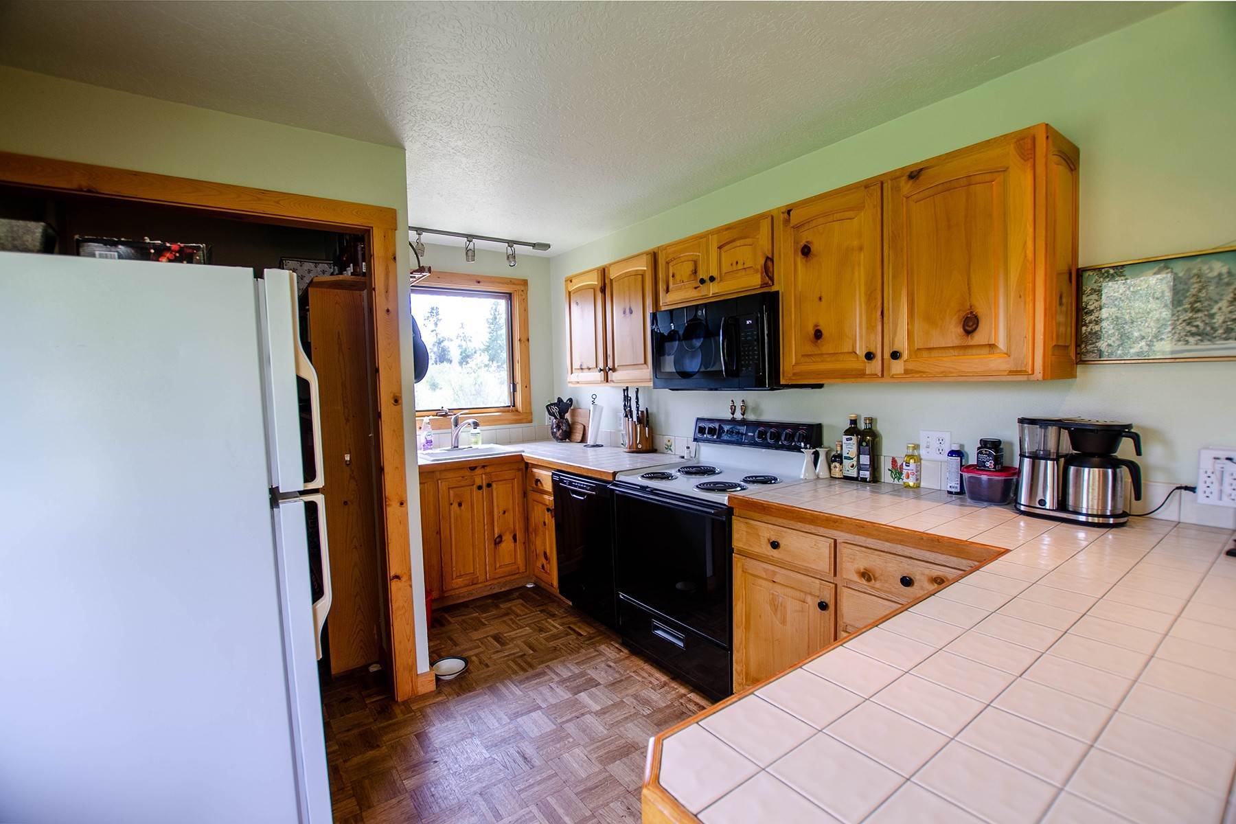 20. Single Family Homes for Sale at Wilson Charm 5680 W Ward Lane Wilson, Wyoming 83014 United States