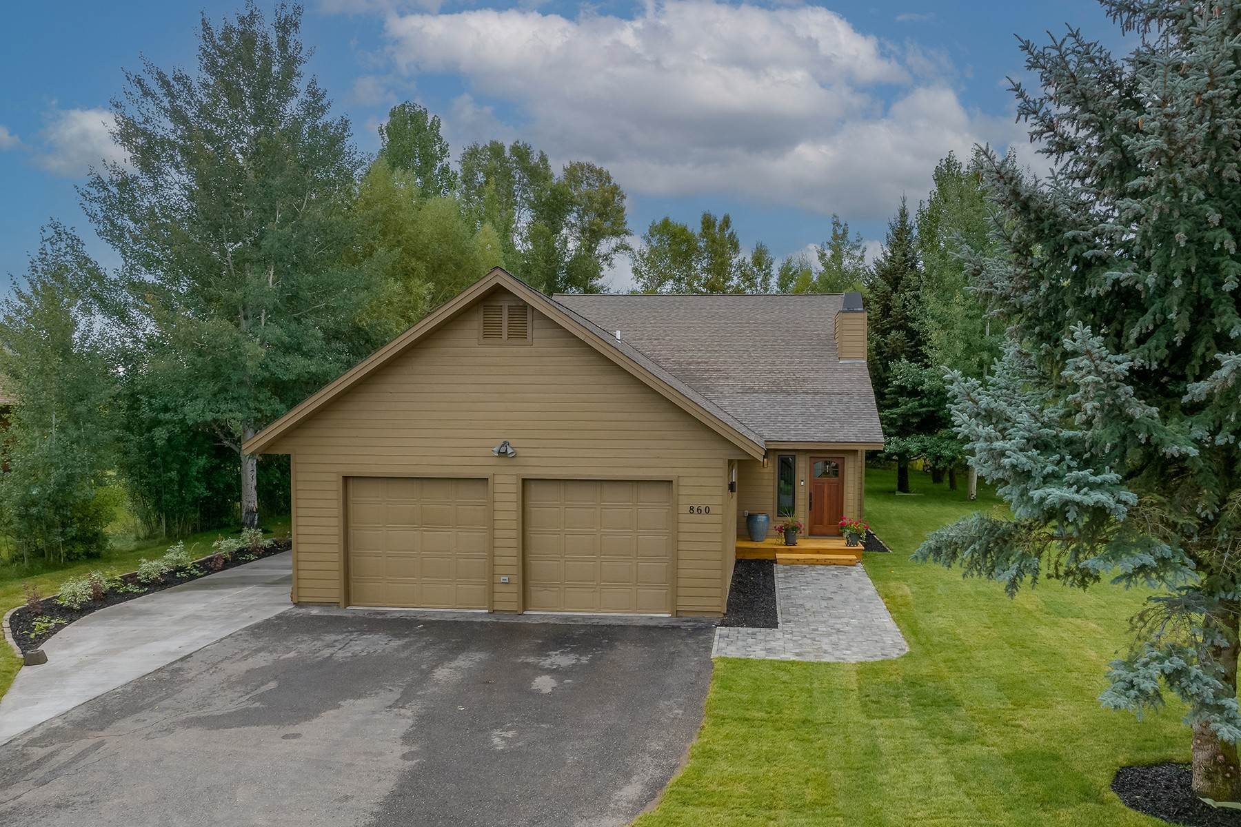 27. Single Family Homes for Sale at Freshly Renovated Home in Indian Trails 860 Seneca Ln Jackson, Wyoming 83002 United States