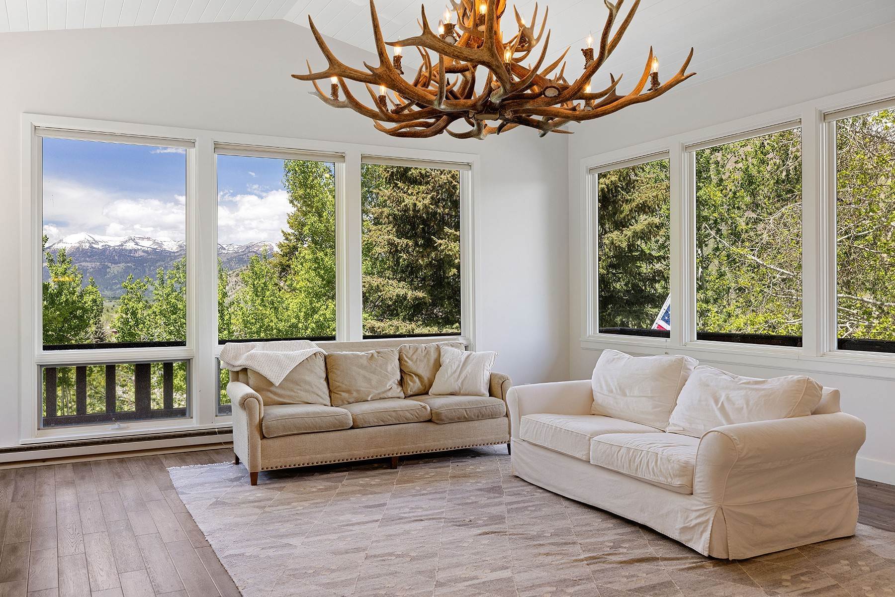 13. Single Family Homes for Sale at Elevated In Town Home 600 Pine Drive Jackson, Wyoming 83001 United States