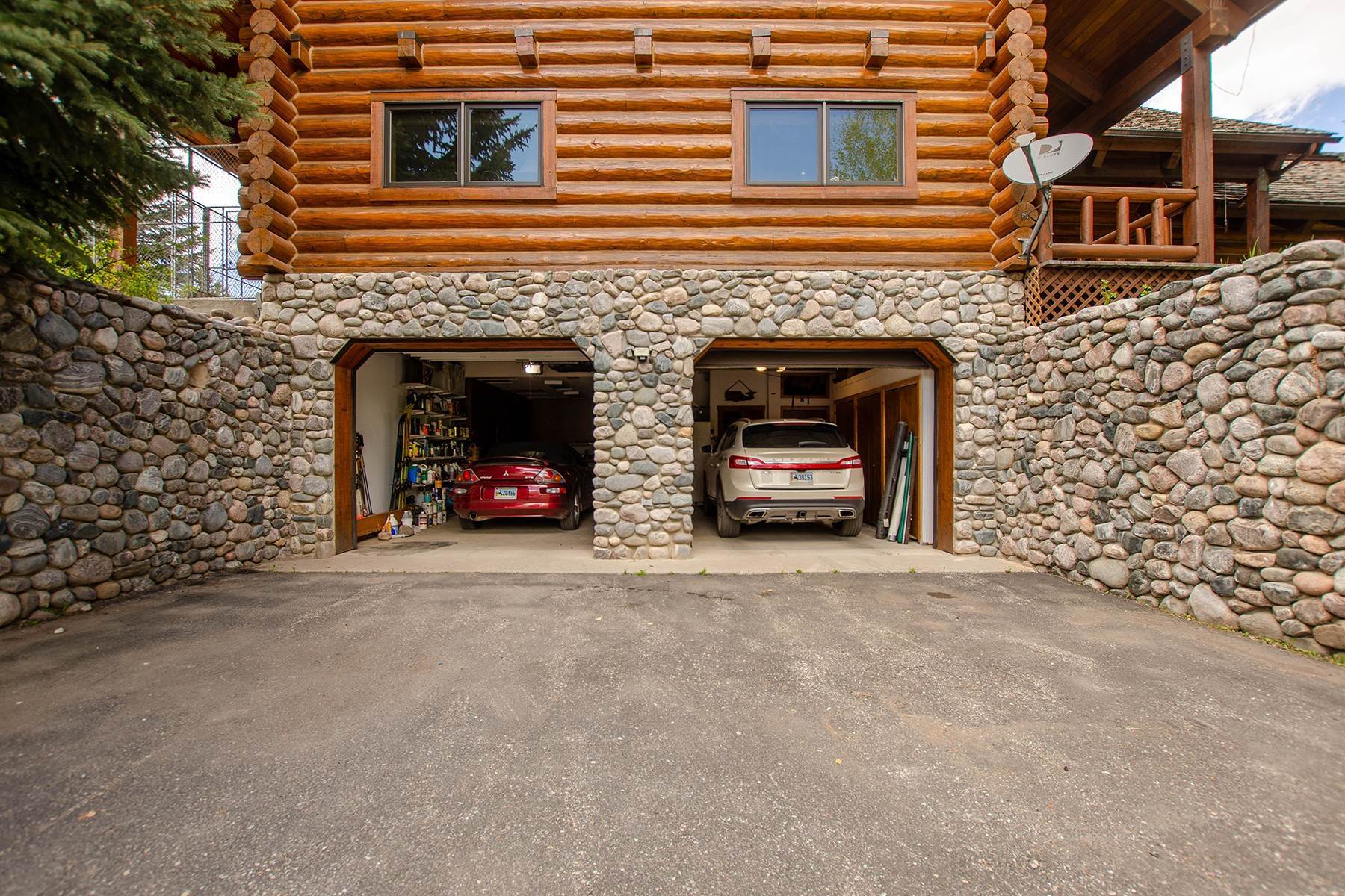 23. Single Family Homes for Sale at Elevated Sanctuary Close to Town 6325 S Squaw Creek Road Jackson, Wyoming 83001 United States
