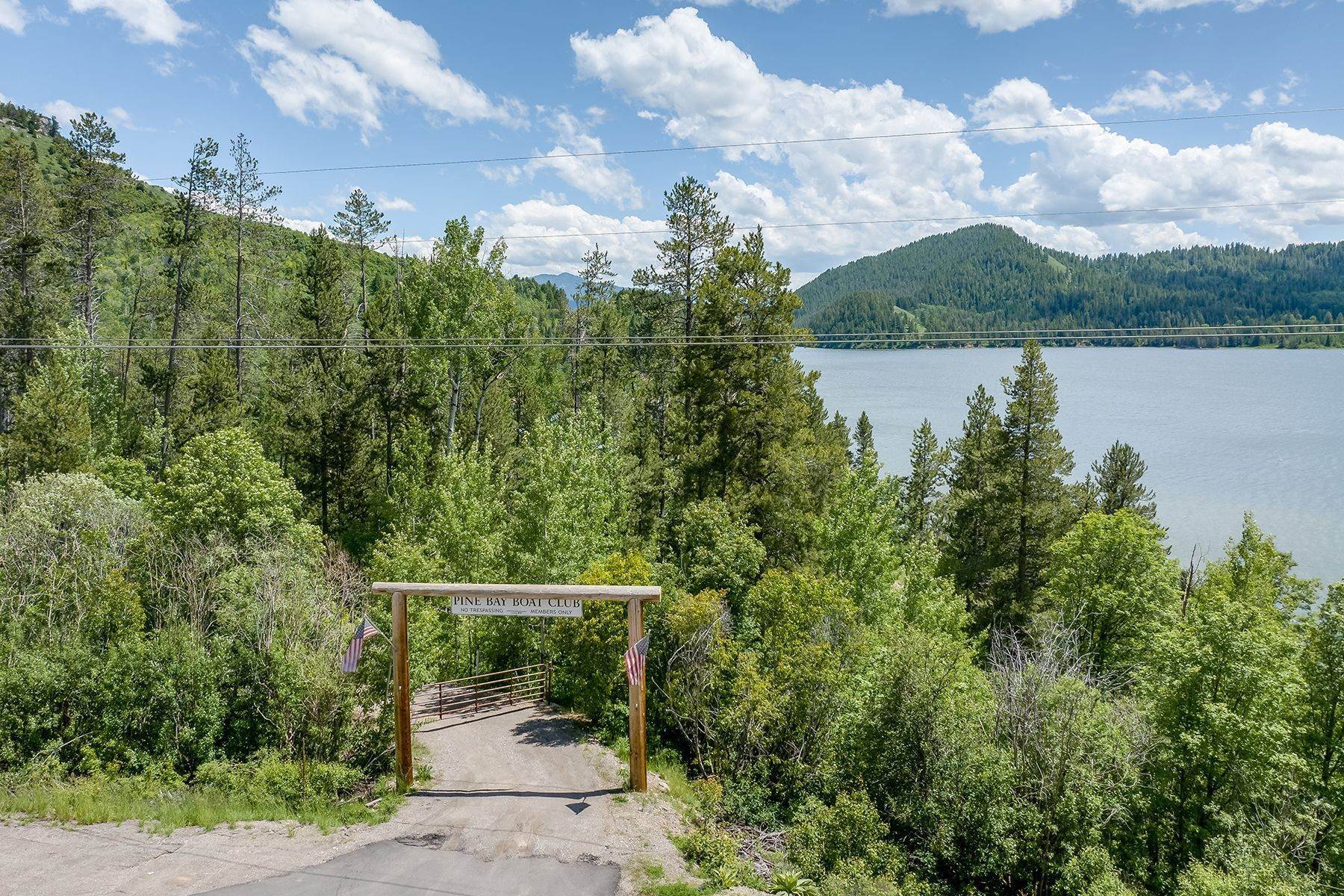 39. Single Family Homes for Sale at Beautiful Cabin Overlooking Palisades Reservoir 250 Pine Run Lane Irwin, Idaho 83428 United States