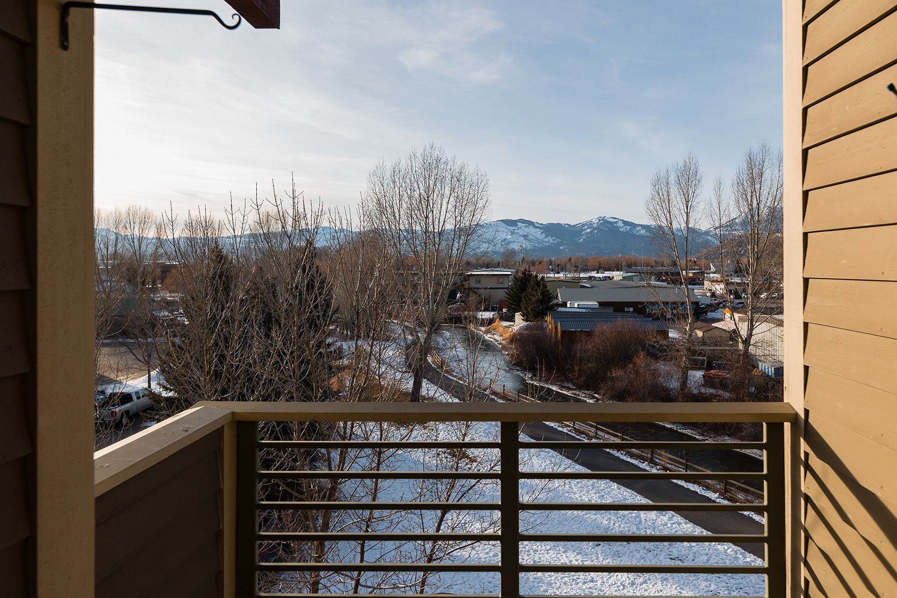 24. Condominiums for Sale at Spacious Condo Overlooking Flat Creek 1325 S Highway 89, #318 Jackson, Wyoming 83001 United States