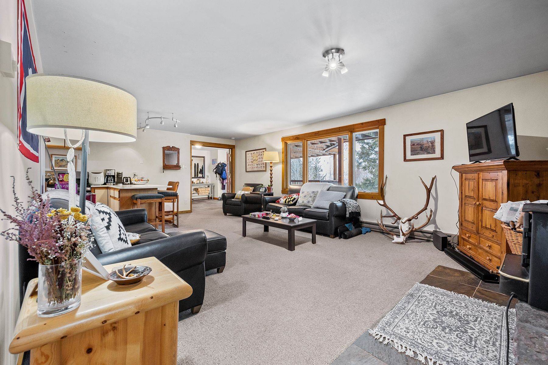 18. Single Family Homes for Sale at Light and Bright Hillside Above Town 455 Wister Avenue Jackson, Wyoming 83001 United States
