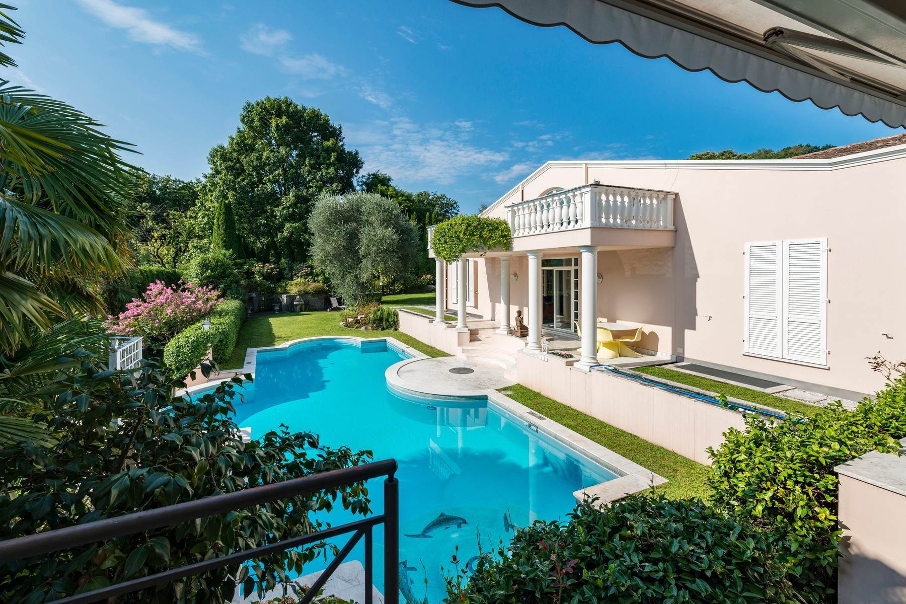 5. Single Family Homes for Sale at Prestigious villa in a dominant position Lugano Lugano, Ticino 6900 Switzerland