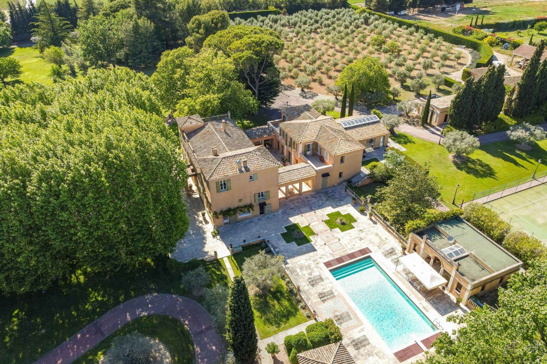 Single Family Homes for Sale at Exceptional estate of 1300 m² for sale in Aix-en-Provence. Aix-En-Provence, Provence-Alpes-Cote D'Azur 13100 France