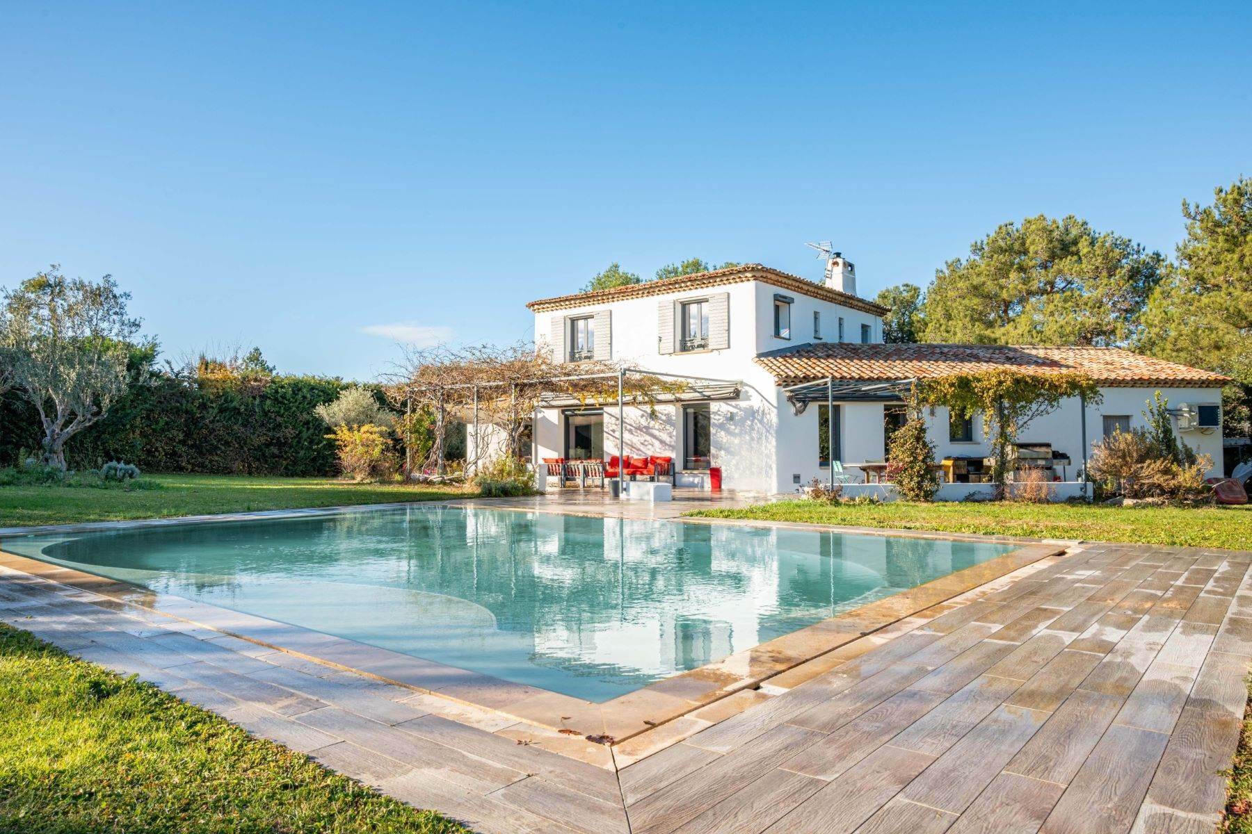 Single Family Homes for Sale at Family house 210 m² - 3200 m² - for sale near AIX EN PROVENCE Aix-En-Provence, Provence-Alpes-Cote D'Azur 13100 France